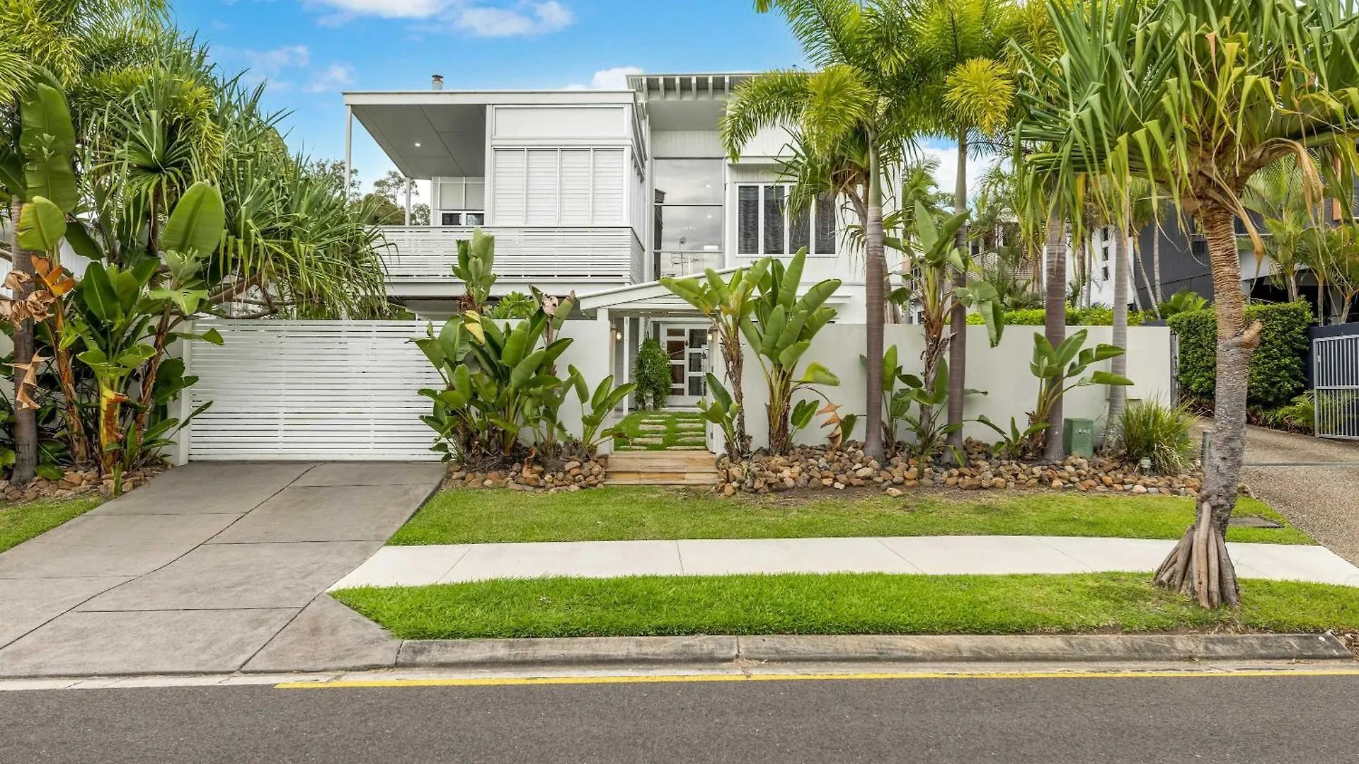 Stunning Alex Heads Beach House - Pet Friendly Alexandra Headland Feriehus