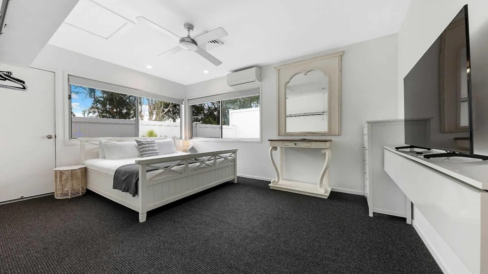 Stunning Alex Heads Beach House - Pet Friendly Alexandra Headland