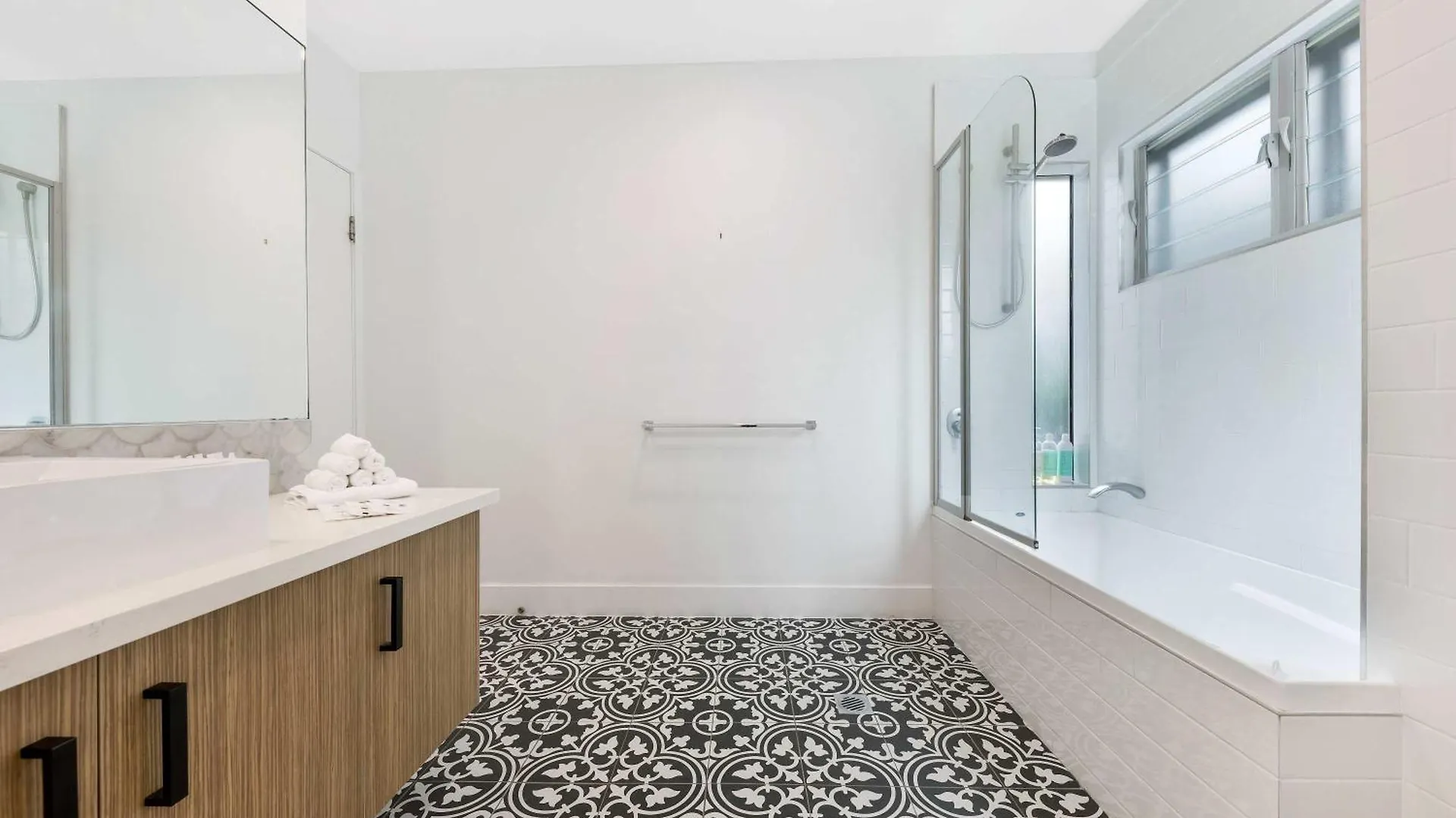Stunning Alex Heads Beach House - Pet Friendly Alexandra Headland Holiday home